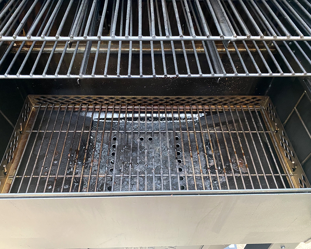 Oklahoma Joe Smoker Review: Charcoal Grate